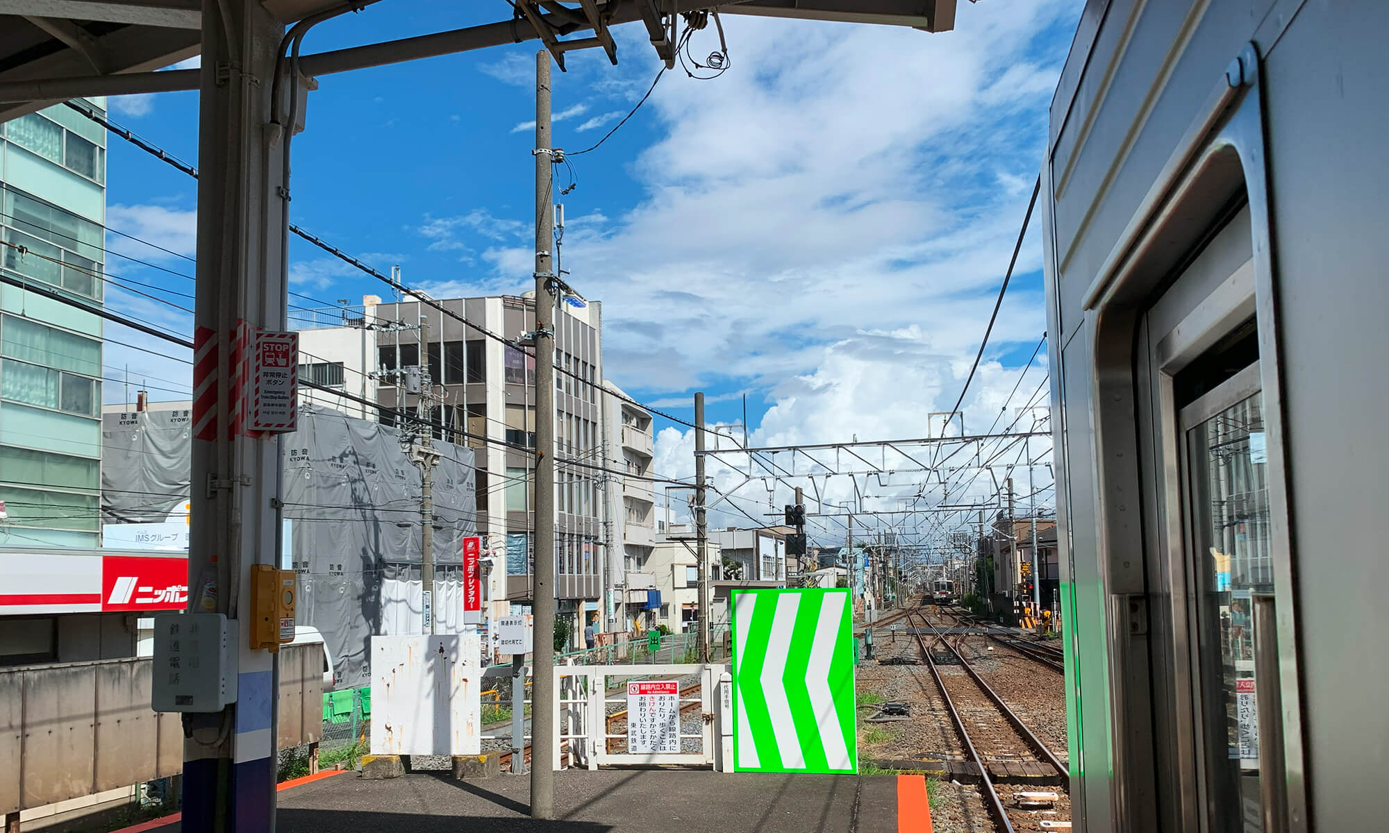 東武東上線、上板橋から望む夏の空