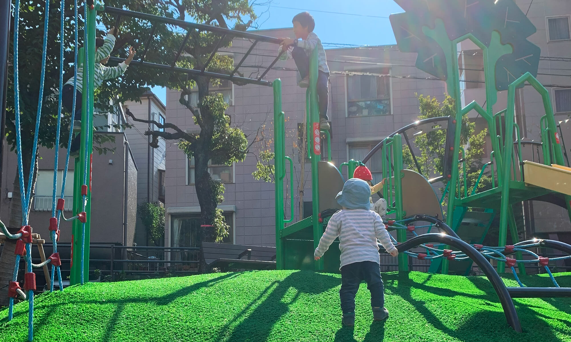 神明都電車庫跡公園の複合遊具